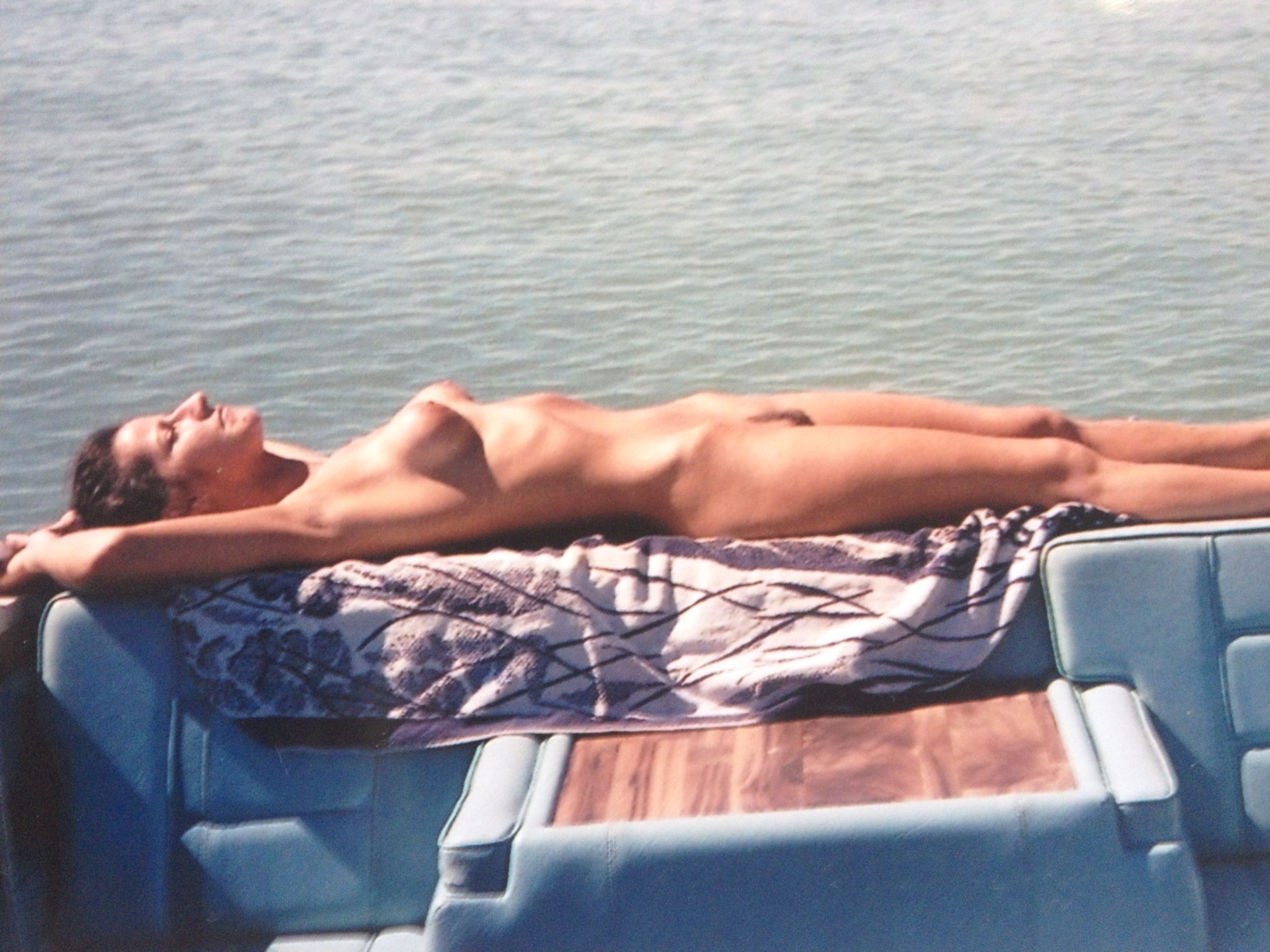 photo nue de ma femme sur un bateau